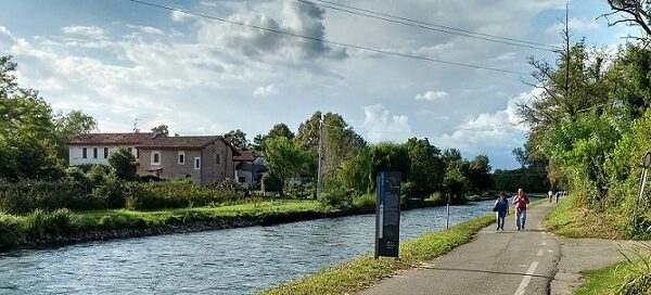 Vista dalla Alzaia Naviglio Grande